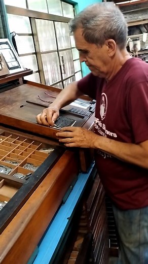 🇧🇷 A IMPRENSA OU O TIPO MÓVEL? Poucos sabem, mas a tipografia foi o principal sistema de impressão por mais de cinco séculos. O alemão Johannes Gutenberg é considerado o grande nome da imprensa no mundo ocidental, embora seu verdadeiro invento tenha sido o tipo móvel — o sistema que tornou possível produzir textos de forma rápida e econômica. É comum atribuir a ele a criação da imprensa, porém ela é apenas o meio de difundir informação: em livros e jornais, no rádio e na televisão, e hoje tamb