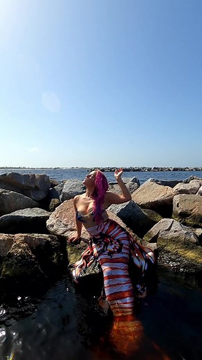 Put it in perspective ❤️‍🔥 #thewanderingmermaid #pinkhair #ocean #fish #mermaidtail