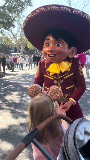 Do Disney Characters Have Fans in Their Costumes? #disneyparks