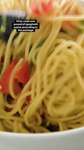 This fresh summer pasta can be eaten hot or cold and comes together in just minutes. It’s 15 Minute Italian Garden Pasta and it’s amazingly delicious! ✅Recipe: https://thestayathomechef.com/15-minute-italian-garden-pasta/ | The Stay At Home Chef