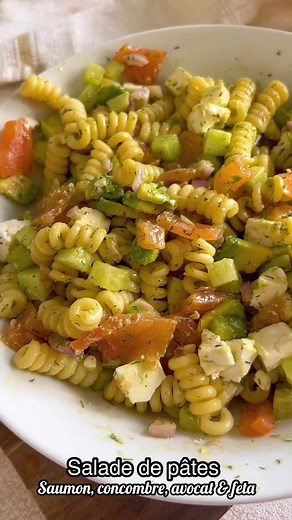 Une bonne salade de pâtes au saumon fûmé pour le dîner ? 😏 La recette ici : https://www.instagram.com/reel/Ctt95fBu0DE/ | Marmiton