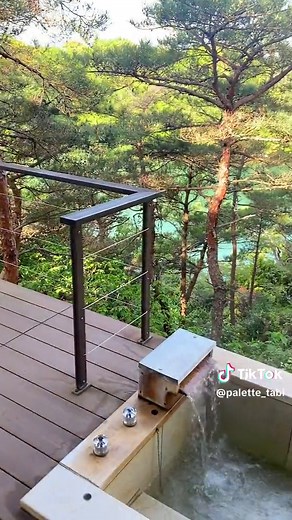 天草 『天空の船』 熊本県天草市にある、天草 『天空の船』 天草の海に浮かぶ5000坪の半島にわずか3棟建てられた海と空が広がる開放感のある一戸建てヴィラ。「アイランドビューヴィラ」は、サンセットを望むAタイプと天草五橋を望むBタイプの2部屋。今回私たちはAタイプに宿泊しました✨✨ 夜には空一面に広がる星を見ながら露天風呂に入ることができます⭐️ お部屋までフロントやレストランがある棟からカートで行き来をする事が初めてでとても楽しかったです🤩 ご飯もとっっても最高なので、気になる方はぜひ🕊️ instagram @amakusatenkunofune 公式サイト https://www.tenku-f.jp/ 住所 〒861-6102 熊本県上天草市松島町合津５９８４−２ TEL 0969-25-2000 #国内旅行 #週末旅行 #旅 #フォトジェニック #インスタ映え #九州旅行 #旅行 #travel #trip #travellers #japantravelphoto #japantrip #japantravel #旅行好きな人と繋がりたい #カップル旅 #カップルデート