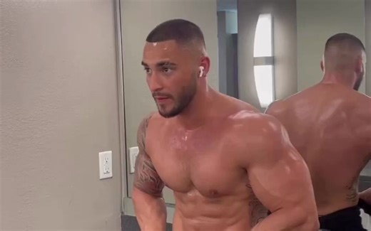 镜子前的肌肉猛男~【immikelv】