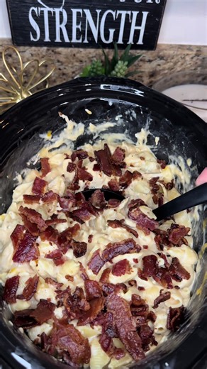 Crockpot Chicken Bacon Ranch Mac & Cheese Ingredients \t•\t2–3 chicken breasts \t•\t1 tsp Kinders Buttery Garlic & Herb \t•\t1 tsp garlic powder \t•\t1 tsp onion powder \t•\t1 packet ranch seasoning \t•\t1 cup chicken broth \t•\t1 block of cream cheese \t•\t16 oz medium pasta shells, cooked al dente \t•\t1 cup heavy cream \t•\t2 cups shredded cheddar \t•\t2 cups shredded mozzarella \t•\t1 cup cooked bacon, chopped Instructions \t1.\tAdd chicken to the crockpot and season with salt, pepper, garli