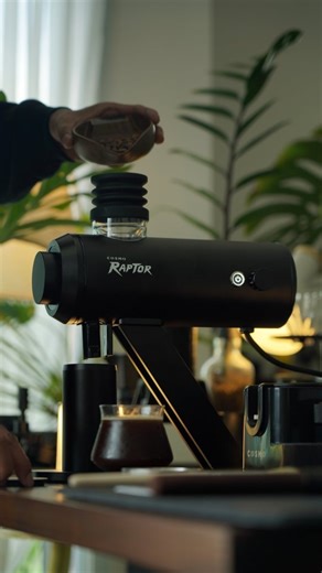 Suwannukul Chimtup on Instagram: "Cosmo Raptor เครื่องบดกาแฟ ที่พร้อมเคี้ยวเมล็กกาแฟให้เนียนละเอียด ทุกระดับการคั่ว @worldwidecoffee_th @cosmo_officialth . เครื่องบดที่คุ้มค่าที่สุดตัวหนึ่งในตลาดตอนนี้ ⚡ 1. Variable Speed Control (600–1800 RPM) หัวใจสำคัญที่ทำให้รสชาติกาแฟแตกต่าง COSMO RAPTOR มาพร้อมหน้าปัดปรับรอบมอเตอร์ได้ละเอียด ช่วยให้เลือกคาแรกเตอร์กาแฟได้ตรงสไตล์มากขึ้น Low RPM ลดความร้อนสะสม ลดการเกิดผงละเอียด (Fines) เหมาะมากกับสาย Filter ให้รสชาติใส Clarity สูง High RPM เพิ่มความเร็วในกา