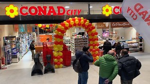198 reactions · 28 shares | Al Lingotto arriva Conad! 朗 Il supermercato italiano dove potrete fare una spesa di qualità, con prodotti sempre controllati e freschi ogni giorno!   Abbiamo intervistato Giuseppe La Malfa,socio Conad, che ci ha raccontato le novità di questo nuovo punto vendita!  Conad sarà aperto dal lunedì al sabato dalle 8 alle 21e la domenica dalle 9 alle 21. Ci siete già stati? Vi aspettiamo in tutta sicurezza! | Centro Commerciale Lingotto | Facebook