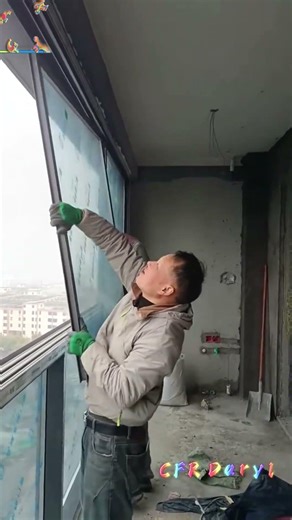 Installation of windproof glass on balconies of high-rise buildings