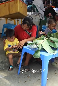 Poor dung don't bother mom selling🥹 😍😍 🥲 #momlife #singlemom #short #mom #fblifestyle #342 | Juan Castano 1nito