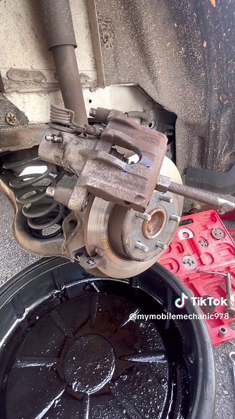 Diagnosing Brake Caliper Compression Issues in Auto Repair