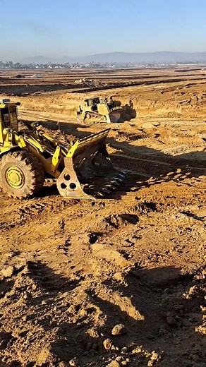 1960s CAT 988 wheel loader #caterpillar #heavymachinesinaction #wheelloader #loader #loaderoperator #heavyequipment #work #funstuff #classic #classicmachinery #CAT #fyp #oldmachines #constructionmachinery #earthmovers #grading #lb3 #california #dirtwork #hydraulicpower #dieselpowered