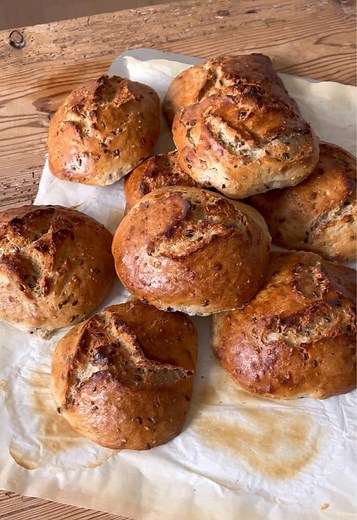 Der er få ting, der slår duften af friskbagte boller, ik’? ✨ Disse grovboller med kerner er æltefrie, koldhævede og får en fantastisk sprød skorpe samtidig med, at de forbliver dejligt svampede indeni 🤎😍 Find opskriften på marialottes.dk nu (søg på grovboller) eller find link i bio. . . . #grovboller #morgenboller #marialottesdk #deldinmad #morgenmad #groveboller #nemmeboller #koldhævedeboller #weekendboller #koldhævedeboller #æltefrieboller #nembolledej #fuldkorn #fuldkornforalle #nårduelsker