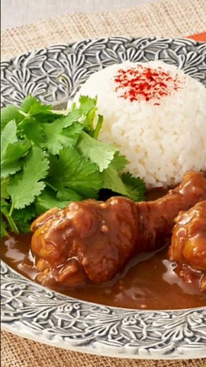 骨付き肉が主役すぎる。香りで優勝する“パクチー爆盛りチキンカレー”