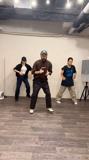 BOXER on Instagram: "twist and happy feet combination. keep the groove woth your neck always. #dancer #boxerdancedancedance #housemusic"