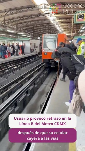 192K views · 292 reactions | Un usuario provocó retraso en la Línea B del Metrocdmx después de que su celular cayera a las vías, lo que obligó a detener la marcha de los trenes mientras personal de seguridad retiraba el dispositivo. | Cadena Política | Facebook