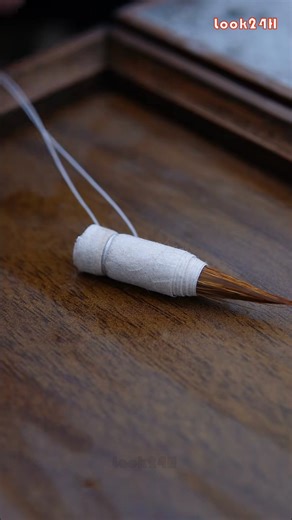 The paper-wrapped brush originated in the Wei and Jin dynasties and flourished during the Tang dynasty. The brush handle is wrapped with paper to form an ink reservoir, and because its shape resembles a chicken’s claw, it is called the “Chicken Claw Brush.” | Look24H