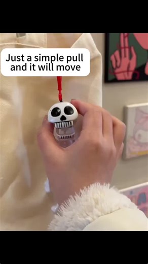 Pull the string, lose your cool! 💀😂 Skull goes wild, my backpack turns into disco Anti-theft? Nah, it‘s a social confidence booster! #SkeletonKeychain #PullStringToy #FunnyGag #BackpackSurprise #GoofyAccessory