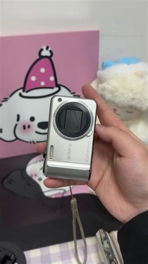 今日ccd推荐~索尼h70 索尼 h70 银色成色不错 ❗️屏幕贴膜 1400万像素10倍光变小长焦，小长焦 yyds！ G大师镜头出图比较有复古风，很适合街拍和记录生活，滤镜可调，几十种场景模式可以选择，出片色调浓郁 可以调节色调编号5381️️️️️️️️️️️️配件:电脑读卡器➕内存卡➕电池➕万能充 ➕酒精棉片➕贴纸顺丰包邮#ccd #ccd推荐#科技#数码#拍照