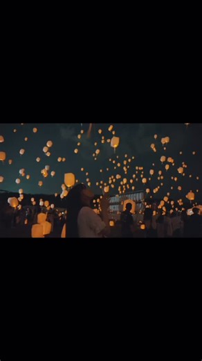 Smile tree | 兵庫から全国へ"唯一無二の感動"を届けるイベントチーム on Instagram: ". 今年、Smile treeの最大イベントとして、 スカイランタンフェスを全国各地で開催していきます。 . 一つひとつの灯りには、 それぞれの人生、それぞれの想い、 そして未来への願いが込められています。 . 夜空へと放たれるその光は、 ただのランタンではありません。 家族の願い、子どもの夢、 大切な人への想いが重なり合い、 やがて“物語”となって空に描かれていきます。 . 無数の灯りが夜空を包み込むその瞬間、 そこに生まれる景色は、 他では決して味わうことのできない 唯一無二の感動です。 . Smile treeは、 ただイベントを開催するのではありません。 その場所に集ったすべての人が 「この日を忘れない」と心から思える時間をつくること。 一瞬で終わらず、人生の中で 何度も思い出したくなる“物語”を残すこと。 . これが、 Smile treeとして、これからも本気でやっていくこと。 . 夜空に灯る一つひとつの光とともに、 私たちは、笑顔と感動を 全国へ、未来へ、つなげ