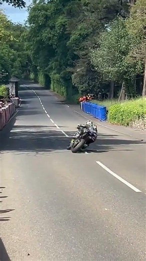 Inches from Disaster! Michael Dunlop at Greeba Castle 🤯 #IOMTT #shorts #tt2026 #dunlop #roadracing