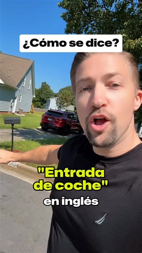 En inglés, driveway es el camino privado corto que lleva a una casa y donde se estaciona el coche. En español, no se suele decir ‘entrada’—puedes escuchar ‘entrada de coches’, ‘cochera’ o simplemente describirlo, dependiendo del país. ¡No hay una traducción exacta de una sola palabra! #inglés #aprenderinglés | Gringlés Fácil with Connor