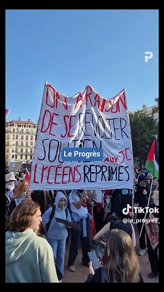 À Lyon, la manifestation va débuter à 10 h 30 au départ de Bellecour ce mardi. Pour l'heure, syndicats et élèves mobilisés se réunissent, sous un grand soleil, sur la place. L'ambiance est calme. La manifestation à suivre sur notre site. #Lyon #lycées #blocus