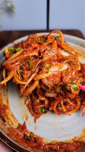 Ruqayya on Instagram: "Tomato chutney Ingredients Tomato 5 Garlic cloves 5-6 Oil 1 tbsp Salt 1tsp Coriander powder 1tsp Cumin powder 1tsp Chili powder 1tsp Sliced onion 1 small Coriander leaves Chopped green chili 2 #tomatochutney #tomatochutney #Chutney #desichutney #cooking #recipes"