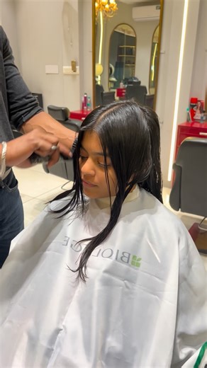 Ali’s signature salon on Instagram: "Soft Feather Magic ✂️ A perfectly blended feather cut with curtain bangs that frame the face effortlessly and add airy movement to every strand. Hashtags: #FeatherCut #CurtainBangs #SoftLayers #HairInspo #ModernHair FaceFraming"