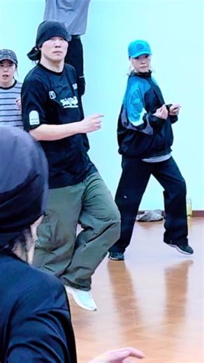 里外得出了两斤汗吧，最后完全不想什么动作，律动续上了就行，我觉得某种程度我在乱跳，但其实也没有乱跳，这种课对于freestyle很有帮助。#hiphop #今日份舞蹈打卡 #舞蹈课堂随拍