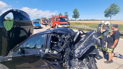 15K views · 87 reactions |  Schwerer Unfall: Ein Lkw kracht auf der A36 bei Aschersleben in einen Porsche, danach ist die Autobahn voll gesperrt. Warum der Pkw-Fahrer einen Schutzengel hatte erfahrt ihr im Video. Weiter gibt es im MZ+ Artikel: https://www.mz.de/lokal/aschersleben/stau-autobahn-unfall-a36-lkw-rammt-porsche-aschersleben-video-3650250 | Mitteldeutsche Zeitung | Facebook