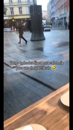 DETONAME on Instagram: "El espectáculo 🤣 #humor #comedia #comedyreels #humorespañol #viral #fail"