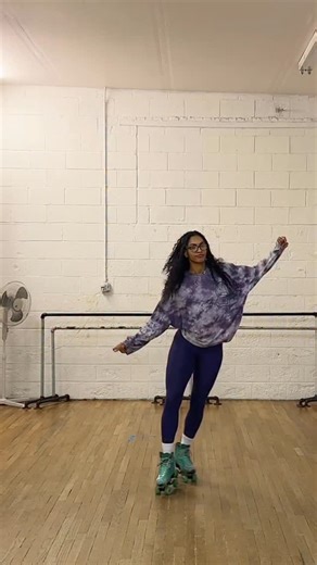 Dr. Lia Cruz, DPT | #Travel #Rollerskater on Instagram: "🛼Day 2/41 Studio Skate: HYPE ME UP fam‼️ Sneak Peak into what a freestyle warm up looks like in the studio. 👀 who wants to teach me how to SOLO backpack 🎒 ❓ 🔑 To be honest, I rarely get to skate…& when I do I most often move within a small area of space. Skating in place 🆚 skating while moving forward/backwards requires DIFFERENT skills 💯 & absolutely something I need to work on. 💎 Point blank, I need to start re-learning how to ska