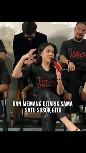Davina's Process of Being Drawn into a Scary Figure in the Film Kuncen