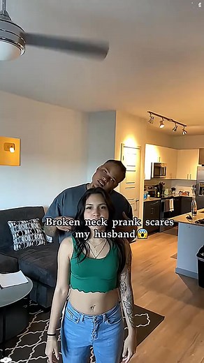 Neck-snapping prank 🤣😱😳#funny #usa #joyul #laughter #couple #love #funnyvideo #haha | Happy Online