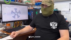 俄军新型军用FPV“阿廖沙 ”已投入规模化生产，并已进入前线 ！“阿廖沙 ”军用模块化FPV无人机配备有目标校正系统，可快速更换弹头和相机模块等组件，以及调控！