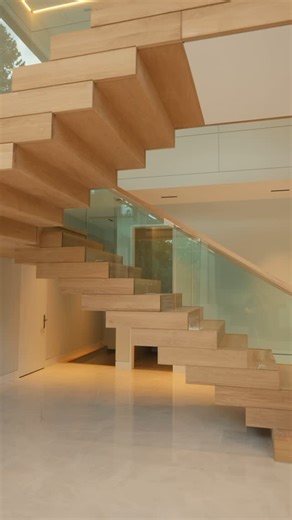 Serpa Design Build on Instagram: "Every step is a statement ✨ This sleek, modern staircase is the perfect blend of style and functionality in one of our latest custom home builds. Elevating design to new heights. #customhomedesign #homedesign #modernhomedesign #modernarchitecture #luxuryhomes #dreamhome, #homeinspiration #interiordesign #moderninteriordesign #custombuild #custombuilt #custombuilder #torontohomes #customhomes #customhome #dreamhome"