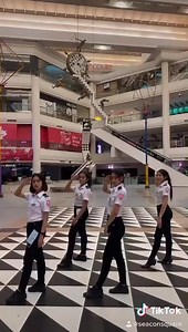 คุณขอมา เราจัดให้ ! ฟอร์มทีมหญิง #ขยับต้านโรค นอกจากรักษาความปลอดภัย ขอมาส่งกำลังใจให้ทุกคนด้วยนะ ❤️ . 👉🏻มาสนุกกับซีคอนสแควร์ได้ที่ TikTok : @seaconsquare https://vt.tiktok.com/MNHuHn/ | Seacon Square l ซีคอนสแควร์