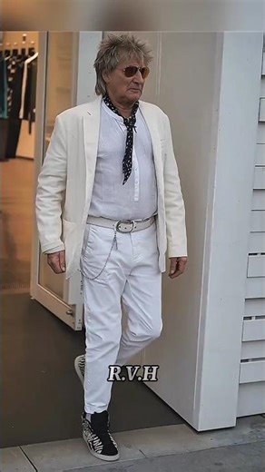 Rock Legend in a leisurely walk | #rodstewart #rodstewartsongs #celebritywalk #rockverseheroes