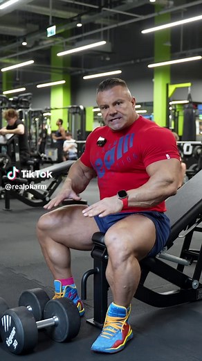 Wyciskanie hantli na ławce skośnej - technika i porady