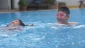 Asiatische preteen Junge und seine Schwester haben Spaß im Pool und...
