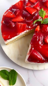 Erdbeer Mascarpone Kuchen 🍰 Zum Rezept: https://www.foodwerk-blog.de/erdbeerkuchen-mit-mascarpone-creme/ | foodwerk.de