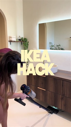IKEA HACK 🤍 J’ai vu passer cette astuce pour ranger sa balance sous un meuble de salle de bain… mais avec des poignées ! 👀 Du coup, j’ai testé avec ces patères GALTBOX à 3 crochets : l’adhésif est déjà intégré, donc pas besoin de rajouter quoi que ce soit 🙌 Et surtout… fini la balance qui traîne par terre ! 😍 [ HACK | ASTUCE | TIPS | SDB | BÉTON CIRÉ ] ________________________________________ #ikeahack #hack #betoncire #salledebain #decorationinterieur
