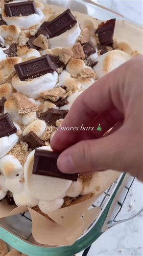 EASY S’MORES BARS 🎄 Literally the PERFECT Dessert Recipe! With layers on layers of amazing goodness! S’mores Bars meets melty and gooey all in one! ✨Comment “recipe” and I’ll send you the link to this FREE recipe! ✨follow @lemon_peony for more melty and gooey dessert recipes 😍 Dessert Sweet Tooth S’mores Bars homemade desserts cookie lovers baking adventures delicious desserts sweet treats cookie obsession instagram recipes insta desserts Christmas recipes Smores dessert recipes gooey chocolat