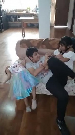 SOBRINAS JUGANDO CON EL TIO.