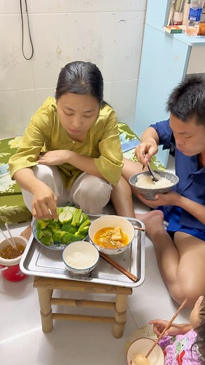 1.6M views · 30K reactions | Nổi khổ chung của chị em mình 凉 Ngày 1 #angicungduoc | Ăn gì cũng được | Facebook