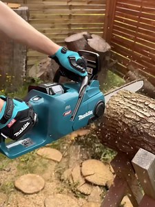 Bezkartáčová lithium-iontová řetězová pila Makita dokáže řezat...