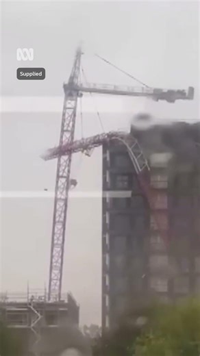 Crane collapses in Dubbo CBD during storm | ABC NEWS