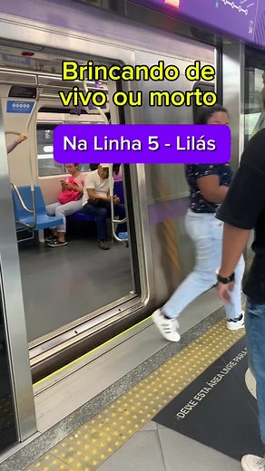 Crítica Social no Metrô Lilas: Imagens e Memes