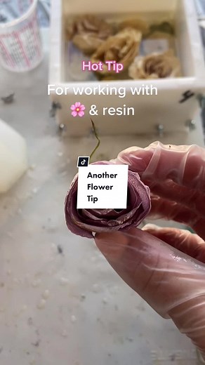 Easy tip for working with flowers 🌸 #flowerpreservation #resinflower #resinpour #resintutorial