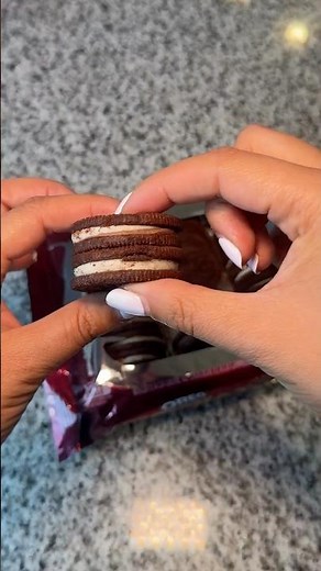 We Tried Selena Gomez’s New Oreo Cookies and The Flavour Is So Nostalgic 🍪🎶