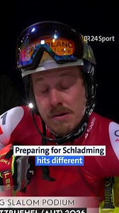 Rennvorbereitung in der Manuel-Feller-Edition 😅 Der Österreicher liegt nach dem 1. Durchgang auf Platz 13. Den 2. Durchgang vom Slalom in Schladming seht ihr ab 20:15 Uhr live im BR Fernsehen und im Stream. 📺 #BR24Wintersport #Schladming #Straßer #Nightrace #SkiAlpin #Slalom | BR24 Wintersport